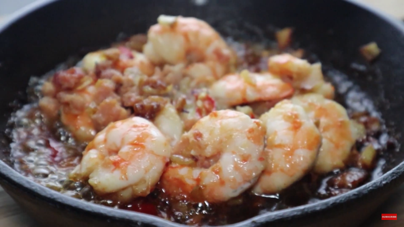 Recipe: Spicy Sizzling Shrimps with Bacon Bits and Butter
