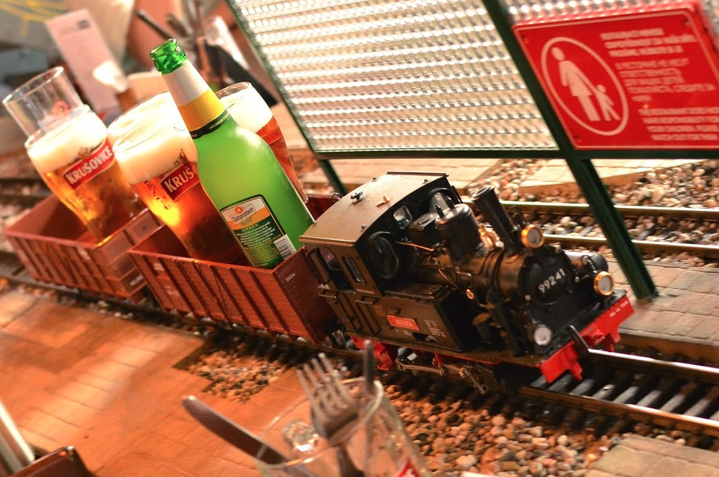Пить пиво поезде. Vytopna ресторан в Праге. Прага кафе с паровозиками. Пивной поезд. Пивной бар с железной дорогой.